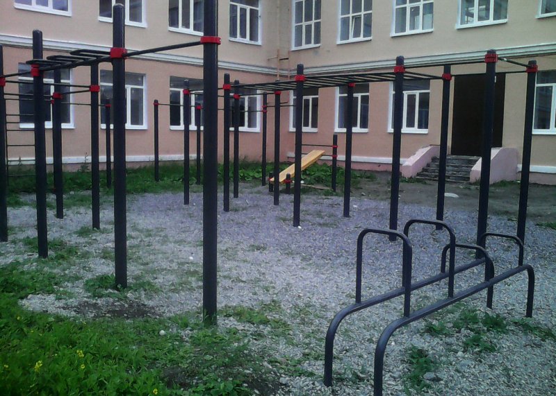 Площадка для воркаута в городе Кировск №2418 Средняя Хомуты фото
